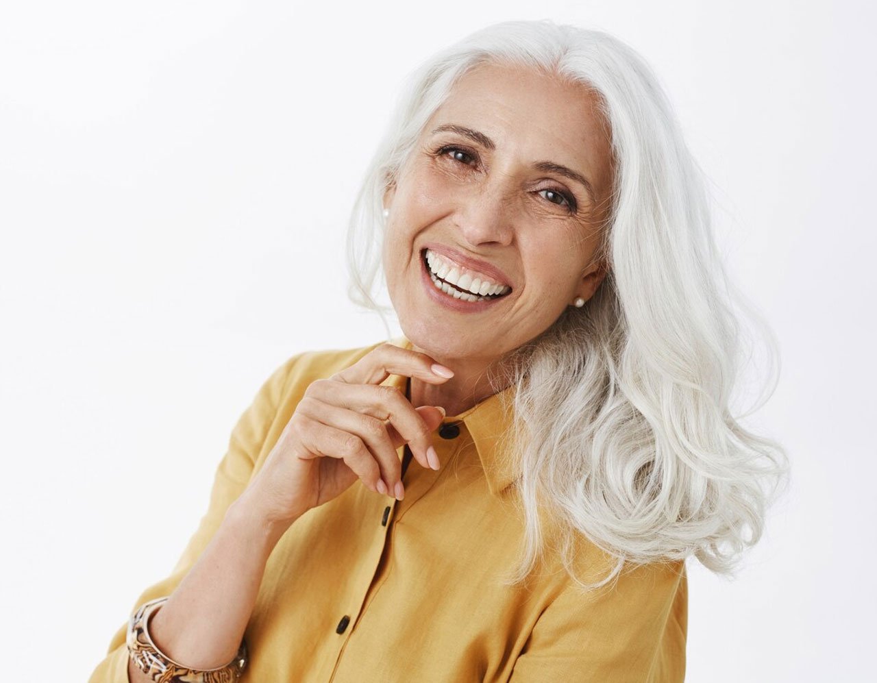 Mulher Sorrindo com Próteses Dentárias